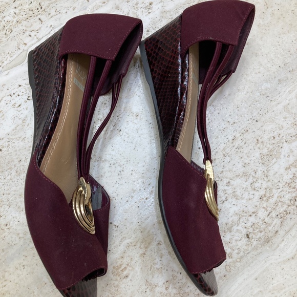 Impo Stretch Burgundy Wedges Size 8 1/2M Heel Height 2 Inches - Picture 2 of 8